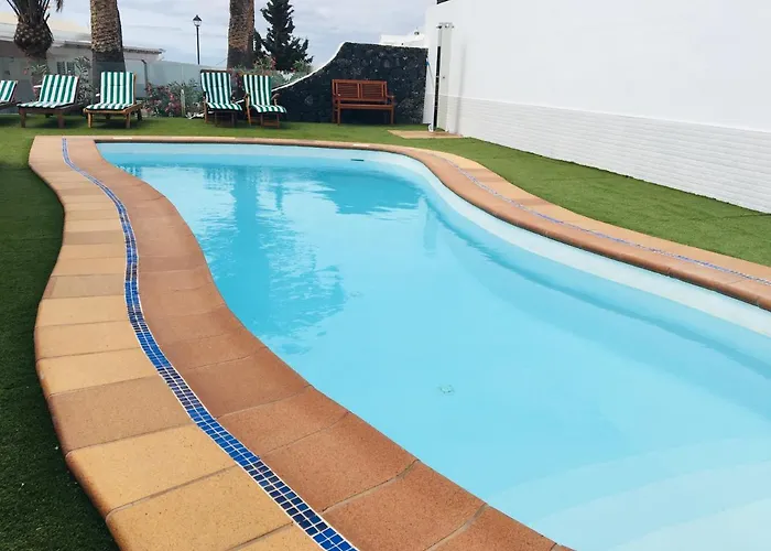 アパート Anjomacar B