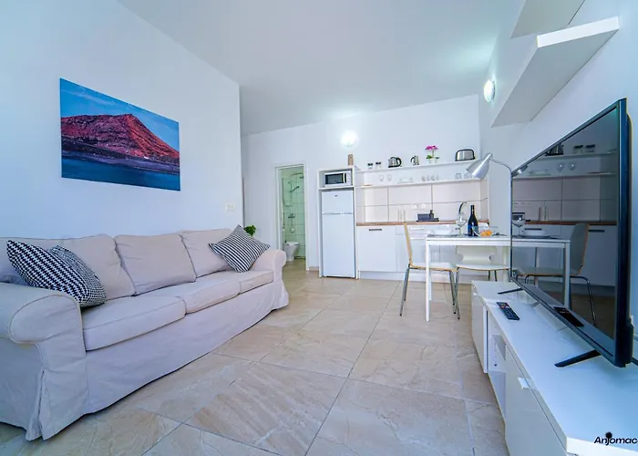 アパート Anjomacar B *