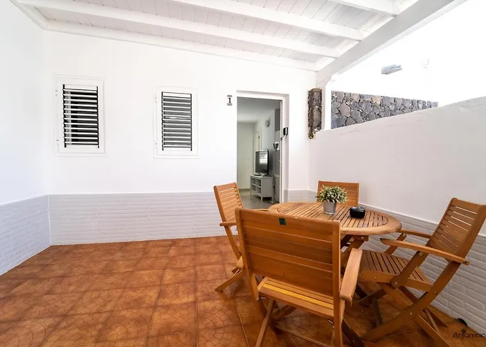 アパート Anjomacar B