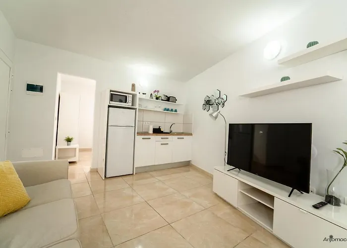 Anjomacar B アパート *