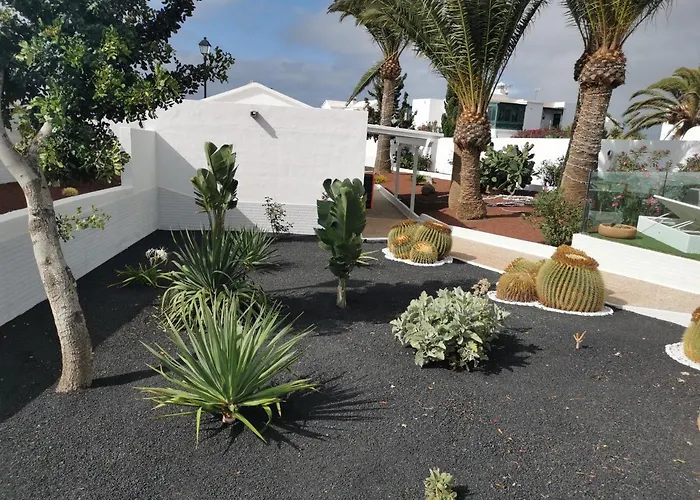 アパート Anjomacar B