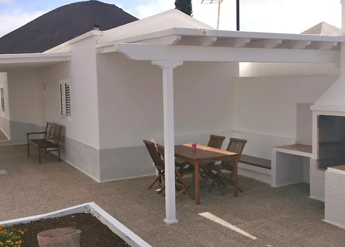 アパート Anjomacar B